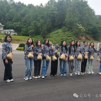 中亚五国留学生：金寨西茶谷沉浸式体验采茶活动